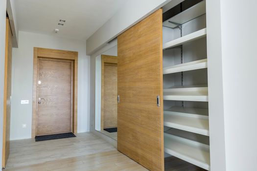 Šatníková skriňa s posuvnými dverami 200 cm